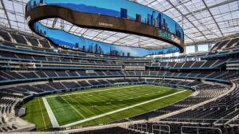 “本泽马梅开二度维尼修斯建功，皇马3-0完胜阿拉维斯，西甲第25轮战罢精彩纷呈”