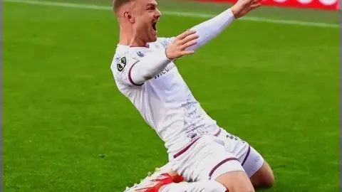 曼联7000万欧元签下穆萨-登贝莱，能否力压切尔西？